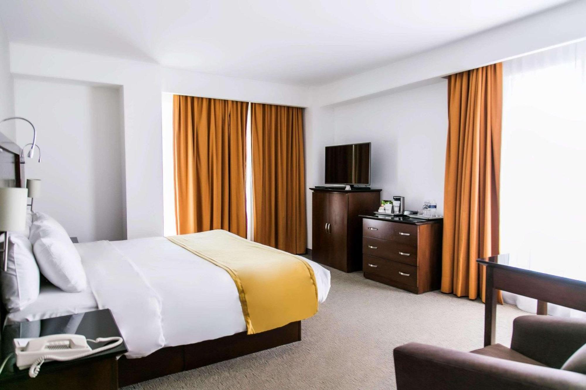 Radisson Poliforum Plaza Hotel Леон Екстер'єр фото